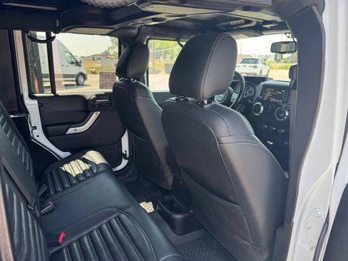 Used 2016 Jeep Wrangler Unlimited Rubicon w/ Connectivity Group AWD/4WD image 11