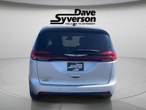 Used 2024 Chrysler Pacifica Touring-L FWD image 6