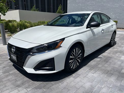 Used 2025 Nissan Altima 2.5 SV FWD image 3