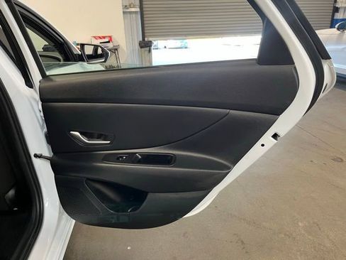 Used 2024 Hyundai Elantra SEL FWD image 15