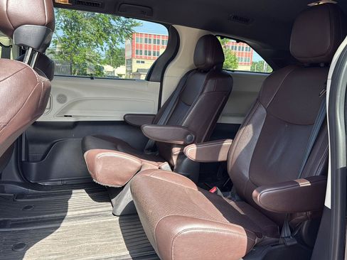 Used 2021 Toyota Sienna Platinum AWD/4WD image 10