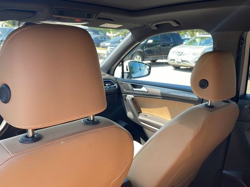 Used 2023 Volkswagen Tiguan SE w/ Panoramic Sunroof Package FWD image 13