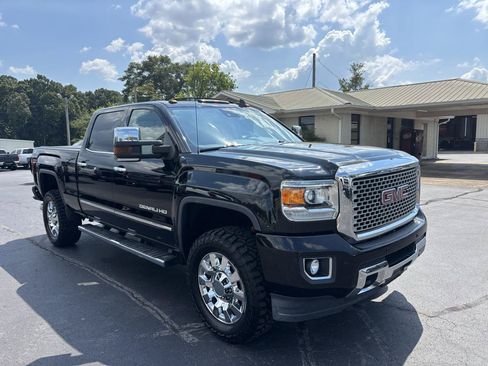 Used 2015 GMC Sierra 2500 Denali w/ Duramax Plus Package AWD/4WD image 3