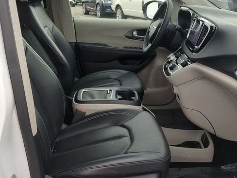 Used 2024 Chrysler Pacifica Touring-L image 20