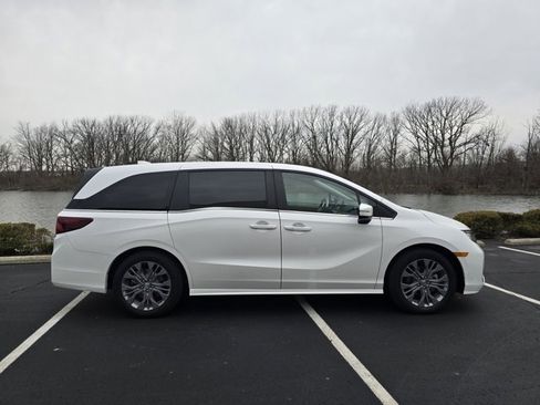 Used 2025 Honda Odyssey Touring image 5