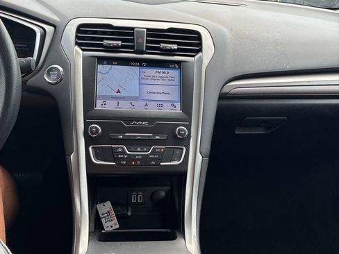 Used 2019 Ford Fusion SE FWD image 9