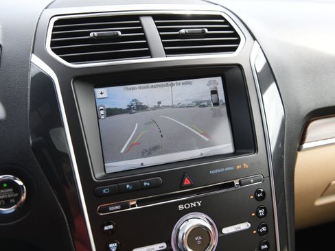 Used 2017 Ford Explorer Limited w/ Equipment Group 301A FWD image 16