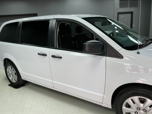 Used 2019 Dodge Grand Caravan SE w/ UConnect Hands-Free Group image 28