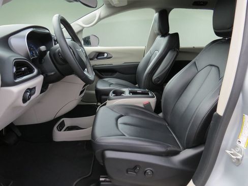 Used 2024 Chrysler Pacifica Touring-L FWD image 16