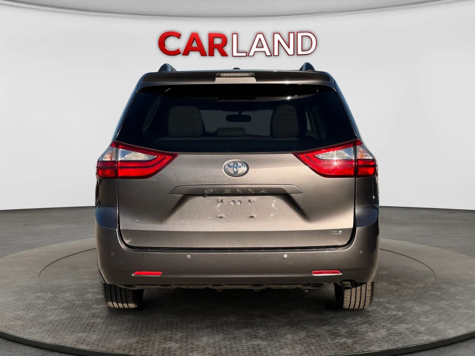 Used 2016 Toyota Sienna XLE w/ XLE Navigation Package FWD image 5