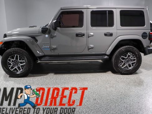 Used 2022 Jeep Wrangler Unlimited Sahara w/ Cold Weather Group AWD/4WD image 10