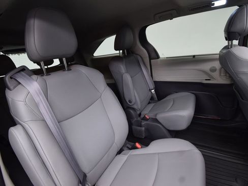 Used 2021 Toyota Sienna XLE image 25