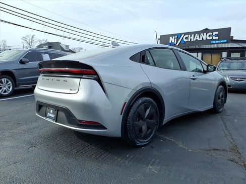 Used 2024 Toyota Prius LE image 3