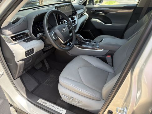 Used 2023 Toyota Highlander Limited FWD image 9