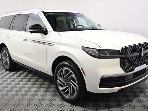 New 2026 Lincoln Navigator Reserve AWD/4WD image 8
