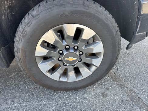 Used 2025 Chevrolet Silverado 2500 Custom w/ Custom Value Package image 12