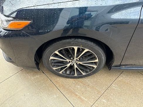 Used 2018 Toyota Camry SE FWD image 11