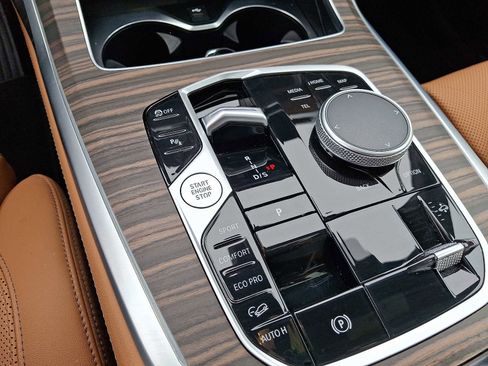 Used 2025 BMW X7 xDrive40i w/ Premium Package image 16