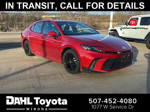 Used 2025 Toyota Camry SE image 1