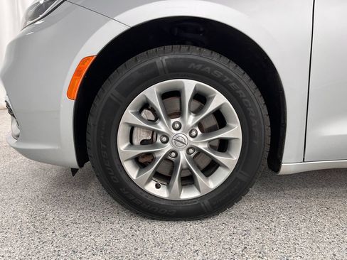 Used 2023 Chrysler Pacifica Touring-L AWD/4WD image 35