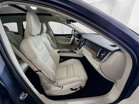 Used 2021 Volvo XC60 T5 Momentum w/ Premium Package image 28