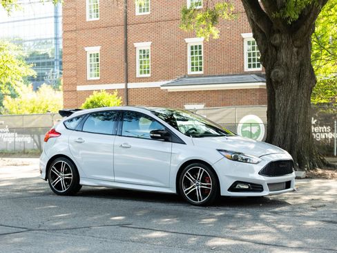 Used 2018 Ford Focus ST w/ Equipment Group 402A FWD image 6
