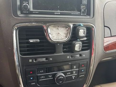 Used 2015 Chrysler Town & Country Touring FWD image 6