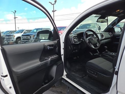 Used 2021 Toyota Tacoma TRD Off-Road w/ Technology Package AWD/4WD image 7