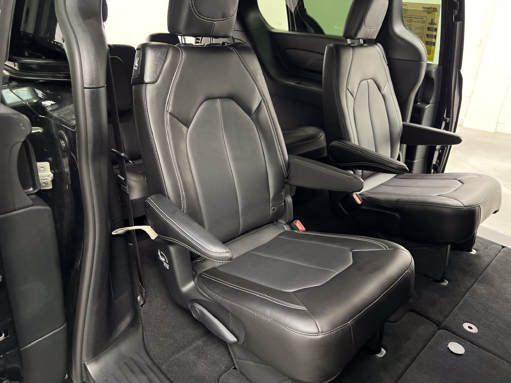 Used 2027 Chrysler Pacifica Select FWD image 28