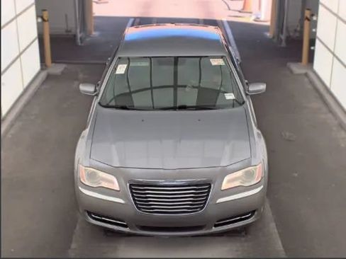 Used 2013 Chrysler 300 RWD image 3