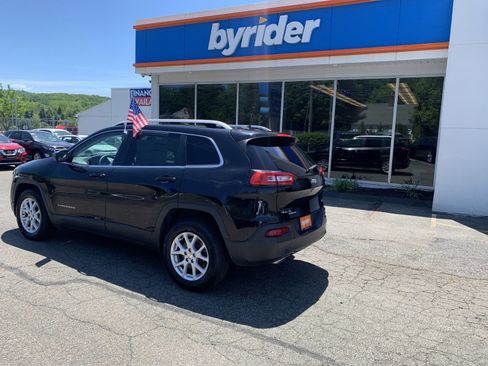 Used 2017 Jeep Cherokee Latitude w/ Cold Weather Group AWD/4WD image 4