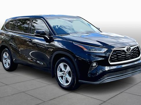 Used 2021 Toyota Highlander LE image 3