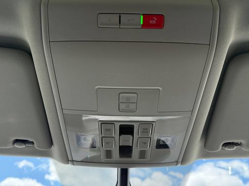 Used 2023 Volkswagen Atlas SE w/ Panoramic Sunroof Package AWD/4WD image 18