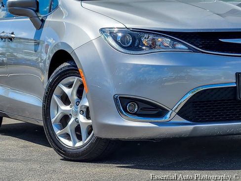 Used 2018 Chrysler Pacifica Touring Plus w/ Tire & Wheel Group FWD image 3