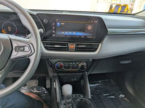 Used 2025 Chevrolet TrailBlazer LT AWD/4WD image 3