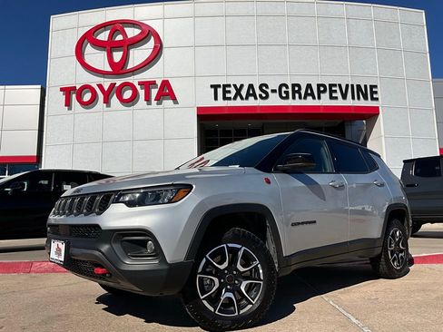 Used 2025 Jeep Compass Trailhawk image 2