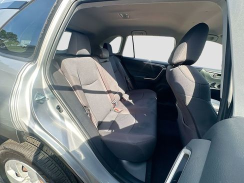 Used 2019 Toyota RAV4 LE FWD image 20