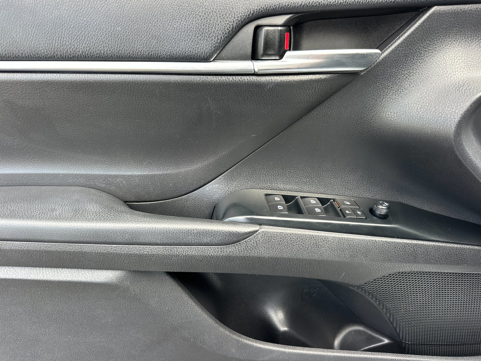 Used 2019 Toyota Camry SE FWD image 11