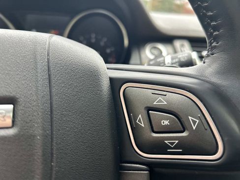 Used 2019 Land Rover Range Rover Evoque SE Premium image 28