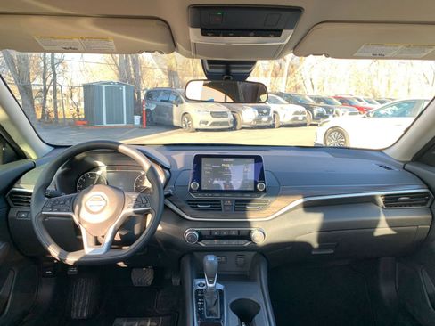 Used 2025 Nissan Altima 2.5 SV image 34