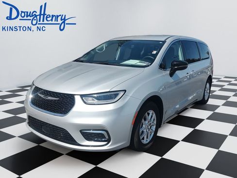 Used 2024 Chrysler Pacifica Touring-L FWD image 1