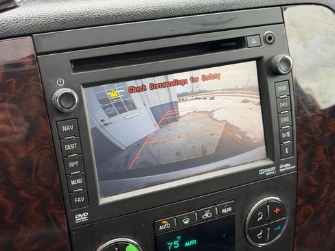 Used 2014 GMC Yukon XL Denali image 17