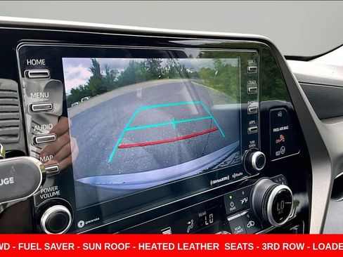 Used 2021 Toyota Highlander XLE AWD/4WD image 14