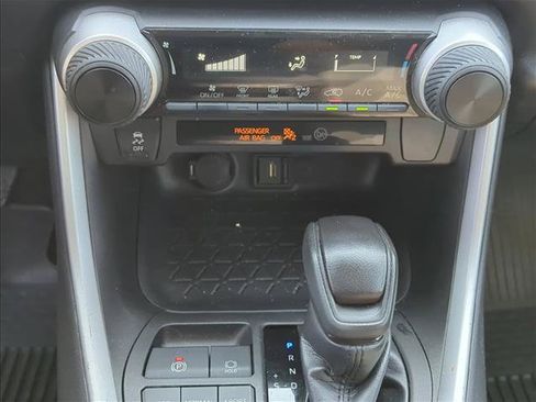 Used 2022 Toyota RAV4 LE FWD image 20