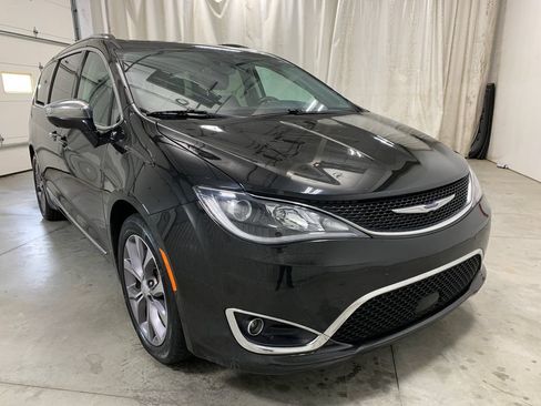 Used 2020 Chrysler Pacifica Limited w/ Tire & Wheel Group FWD image 13