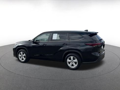 Used 2025 Toyota Highlander LE image 10