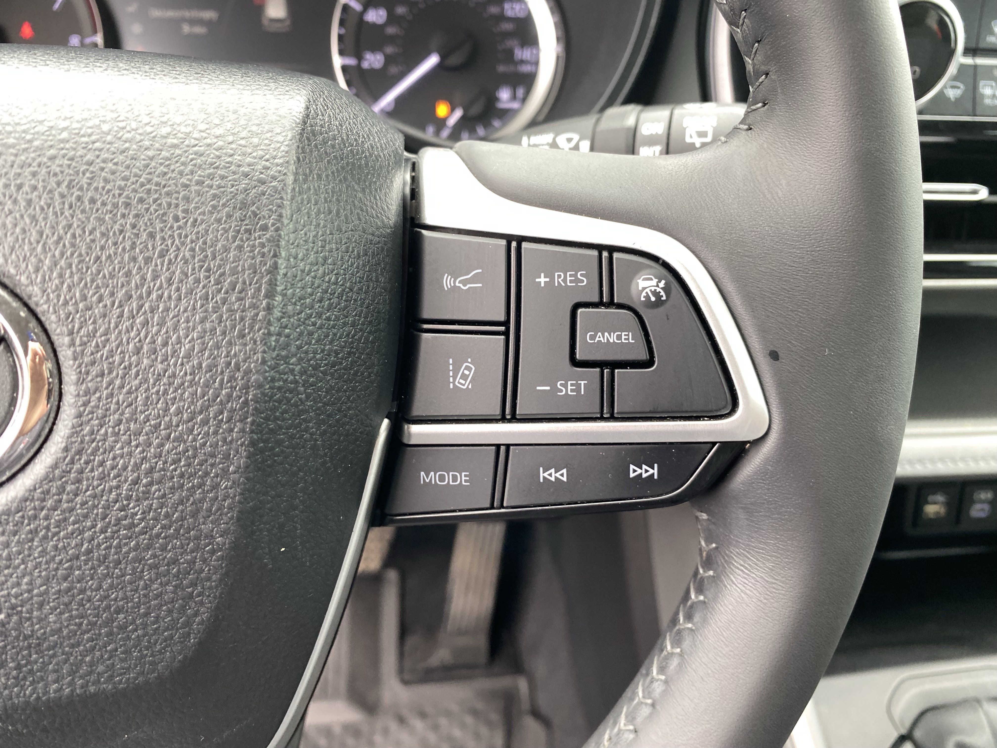 Used 2024 Toyota Highlander LE FWD image 31