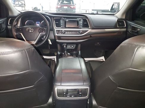 Used 2018 Toyota Highlander LE AWD/4WD image 10