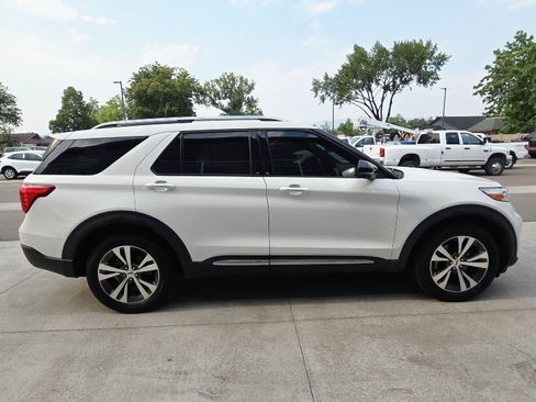 Used 2020 Ford Explorer Platinum w/ Premium Technology Package AWD/4WD image 4