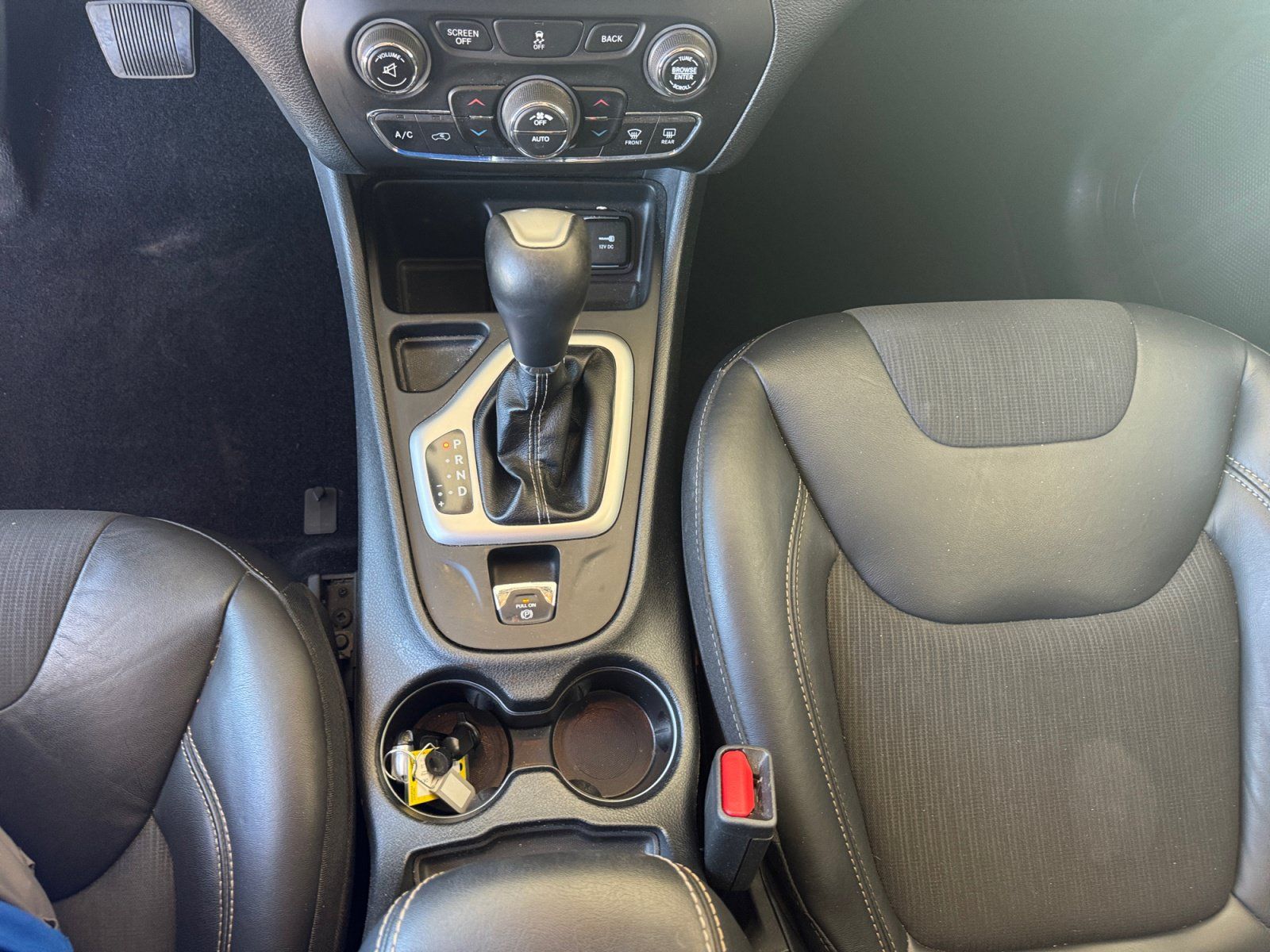 Used 2018 Jeep Cherokee Latitude Plus w/ Comfort/Convenience Group FWD image 19
